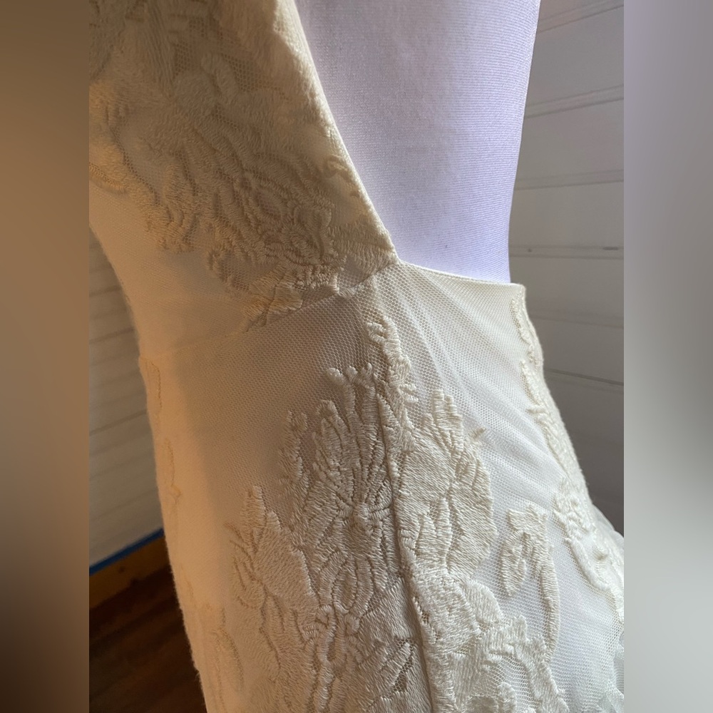Madison Marcus Elegant Cream Lace Dress - Picture 5 of 9